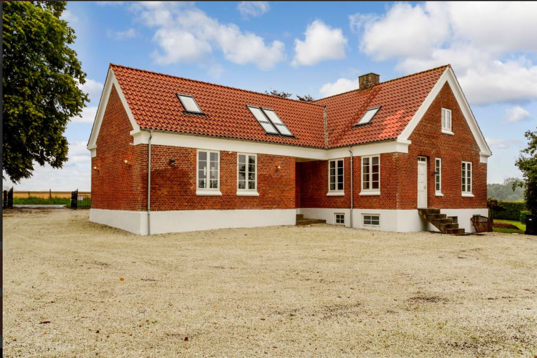Huset Stjernestøvs rødstenshus set fra gårdspladsen